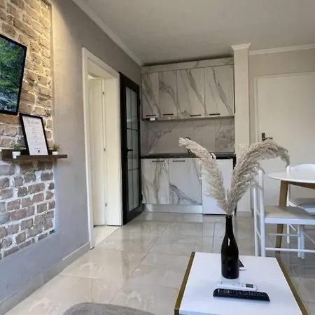 Appartamento M. Shyri Str.1