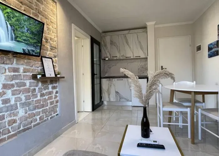 公寓 M. Shyri Str.1